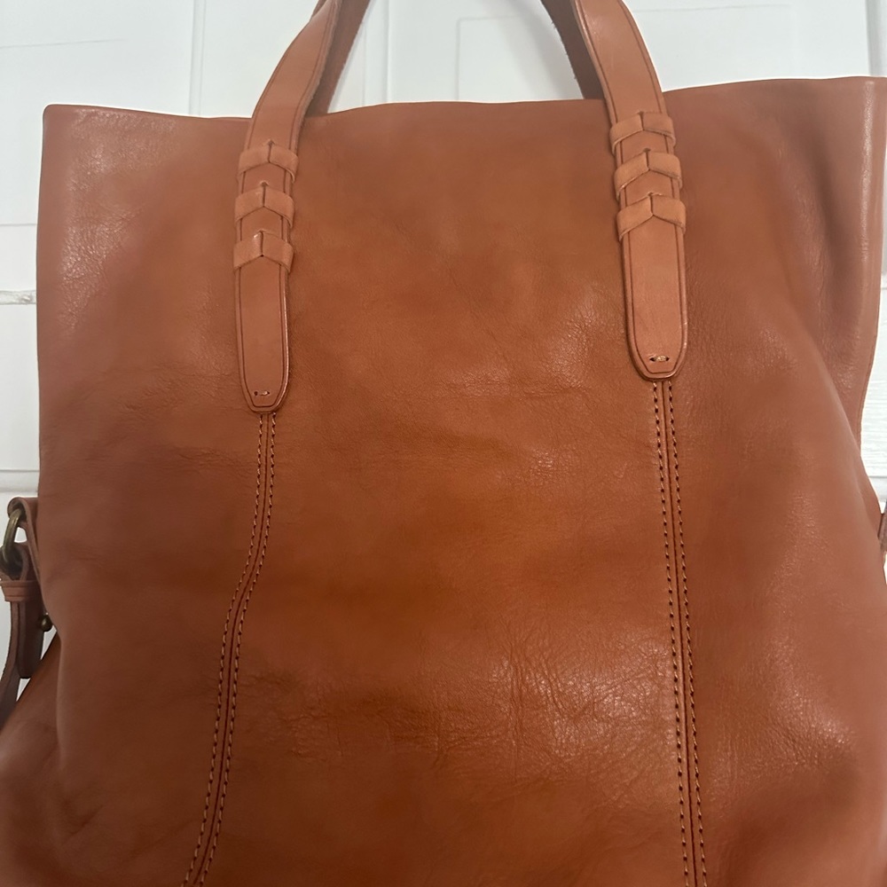 Beautiful leather bag with crossbody strap.